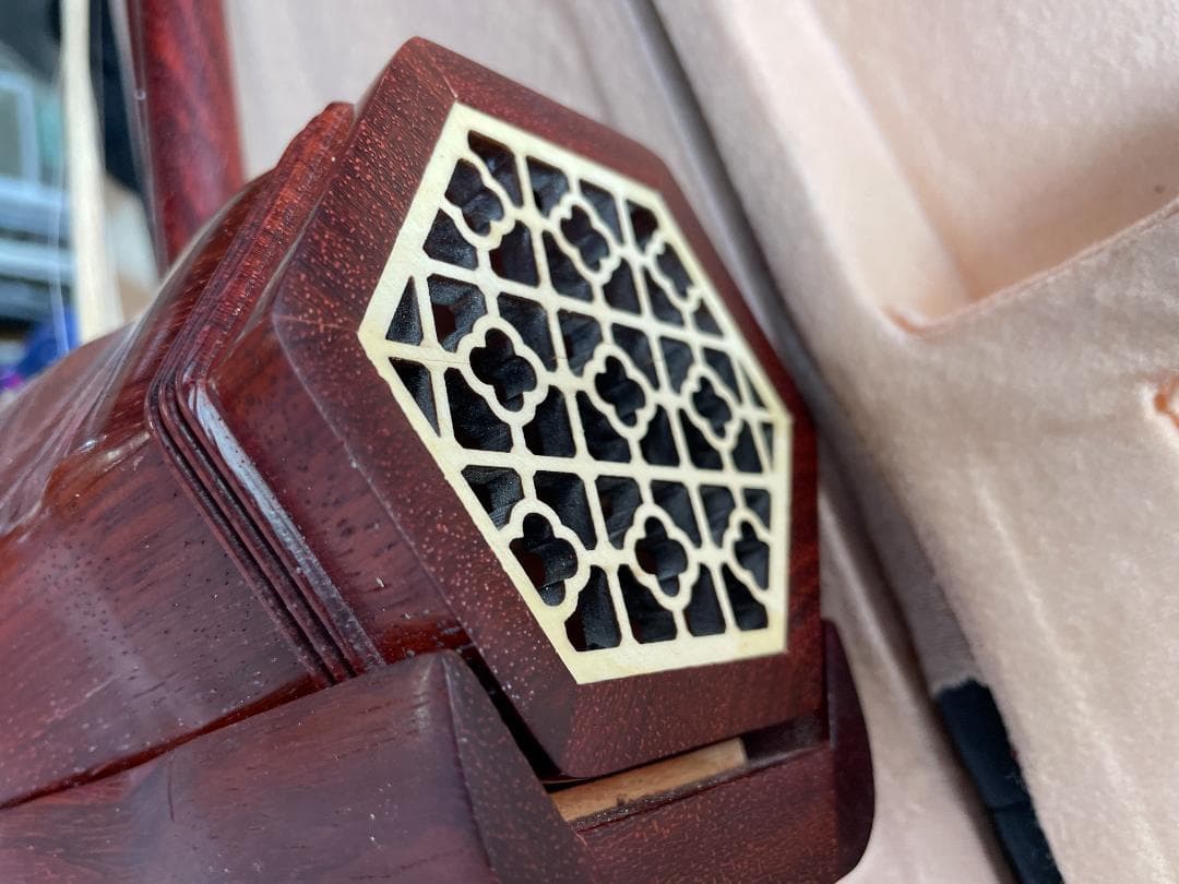 ☆状態〇☆ 二胡 木製 赤色 ケース 弦 チューナー 松ヤニ 付