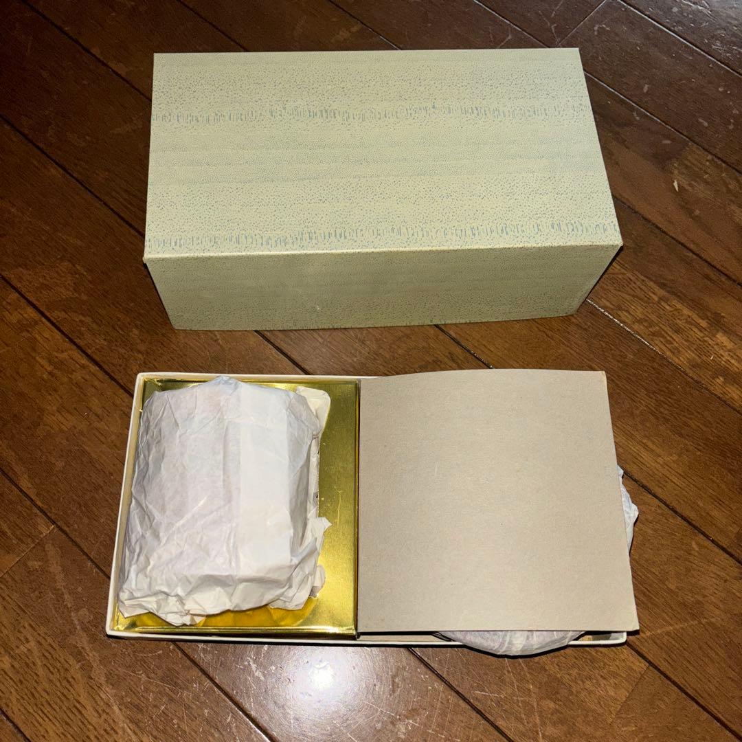 漆塗 赤色 浮彫り 皿と容器 セット