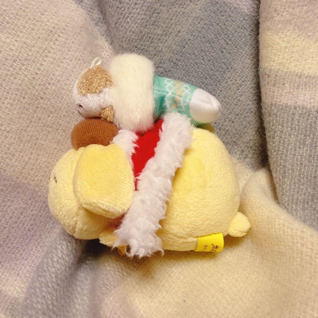 ポムポムプリンカフェ　マスコット　マフィンと寝てる