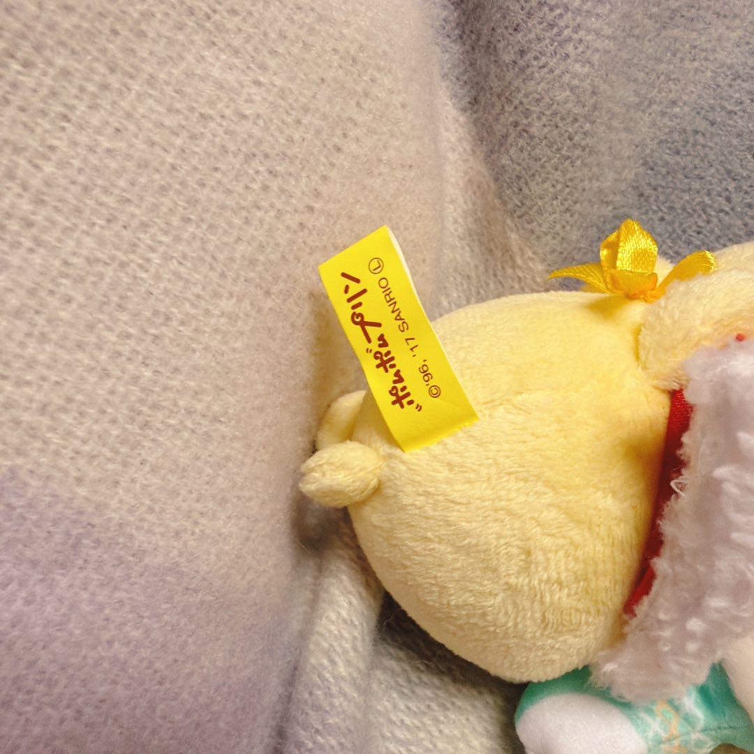 ポムポムプリンカフェ　マスコット　マフィンと寝てる