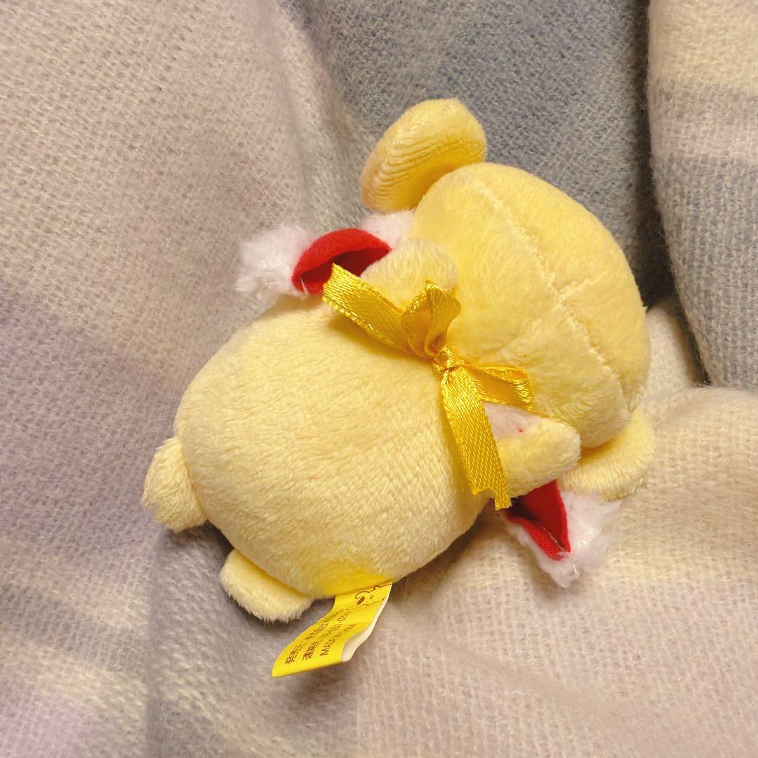 ポムポムプリンカフェ　マスコット　マフィンと寝てる