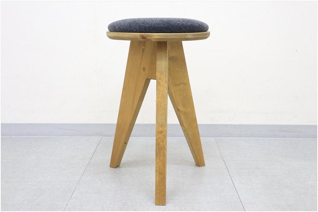 1 NEALD ニールド スツール 1脚 パイン無垢材 木製 チェア 丸椅子