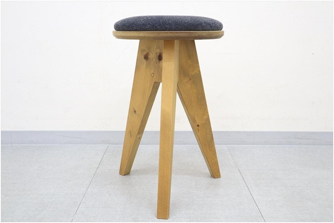 1 NEALD ニールド スツール 1脚 パイン無垢材 木製 チェア 丸椅子