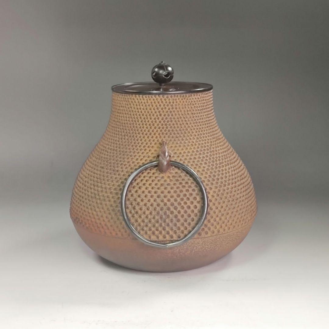 イ929 茶釜『釜師 菊地政光作』『霰文 鶴首 茄子耳 鉄釜 共箱 釜環付