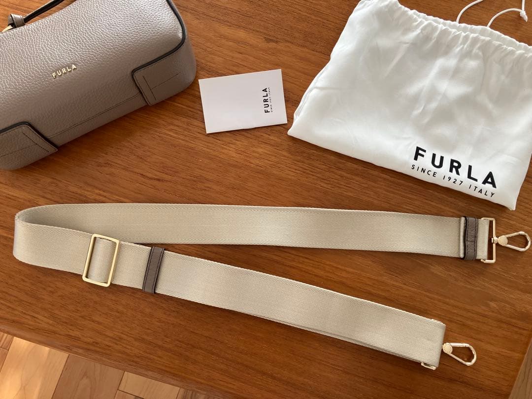 FURLA グレー レザー ショルダーバッグ