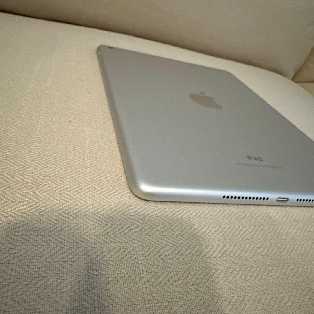 Apple iPad シルバー 本体 第6世代 32G - メルカリ