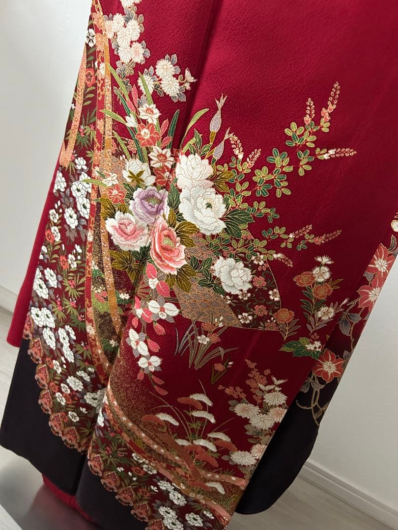 極美品 王道カラー 正絹振袖フルセット 赤色 花柄 刺繍 豪華 赤地に