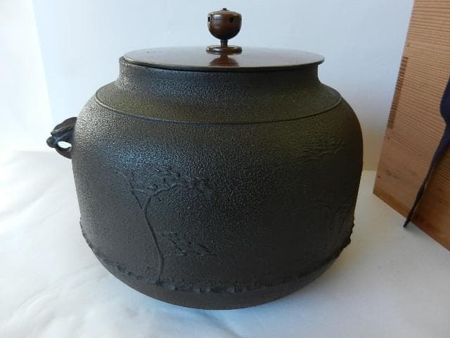 釜師「清光」作「浜松地紋　真形広口釜」 （高２１．５㌢、口１５㌢、胴２５．５㌢）