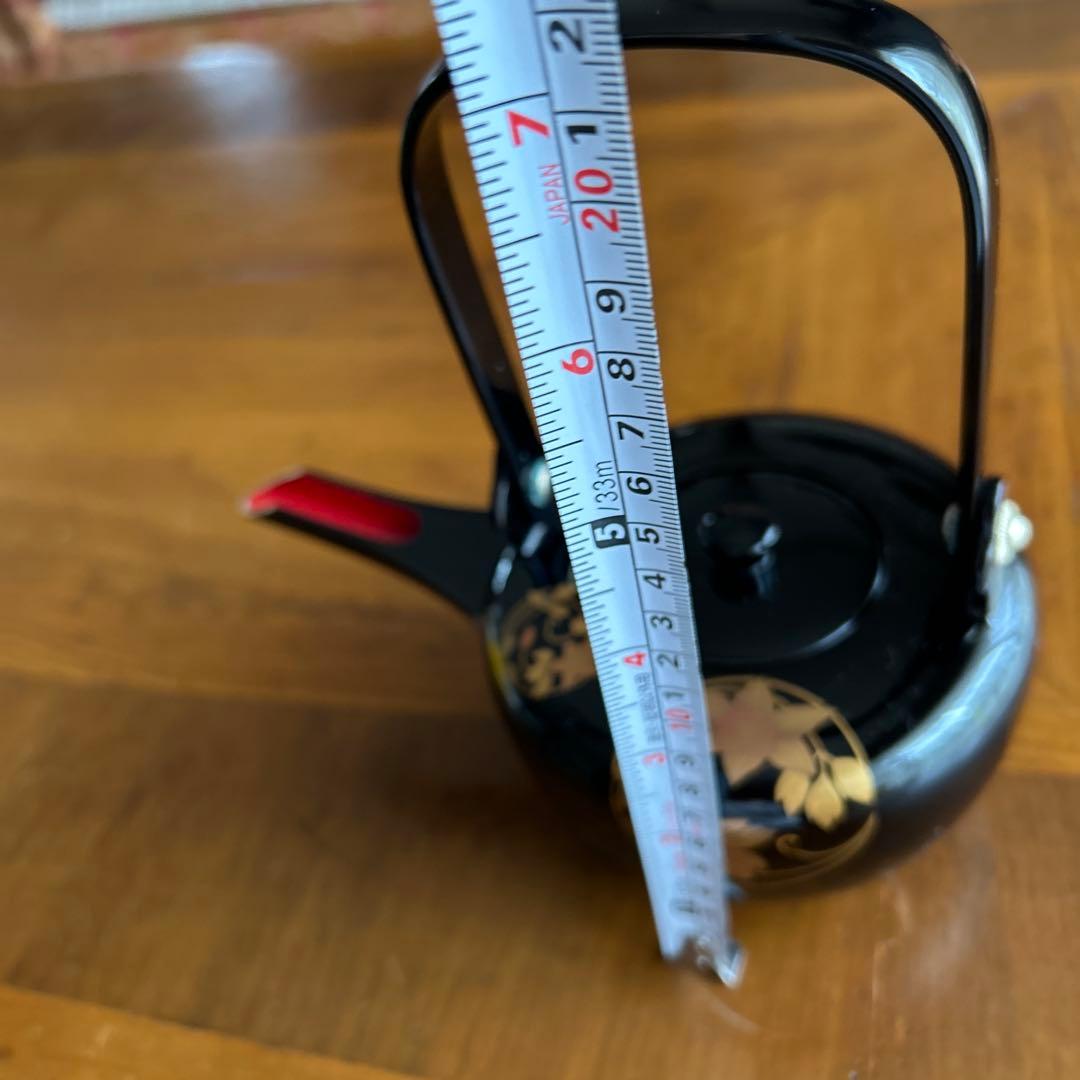 輪島塗り　漆器製の黒い片口酒器　金色の花模様　美品