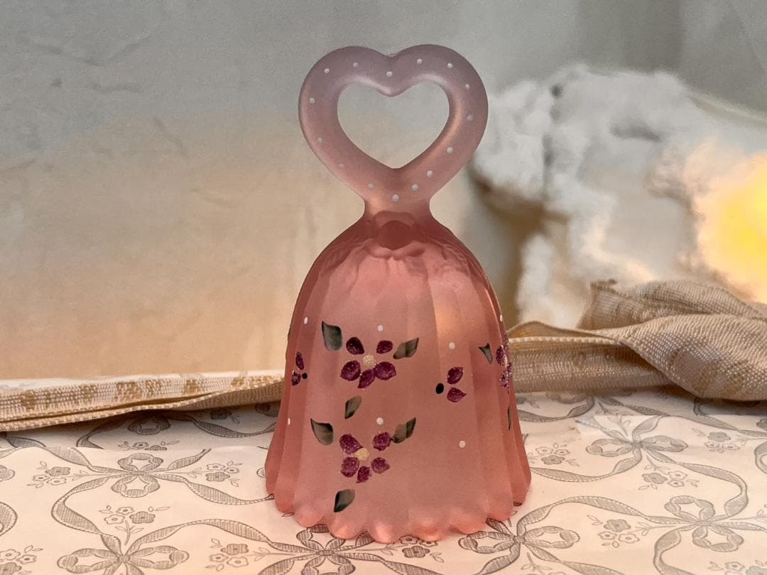 フェントン】 透明のピンクガラスに手書きの小さな花柄が可愛い