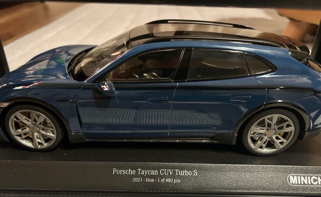 ミニチャンプスMINICHAMPS ポルシェtaycan CUV turbo S