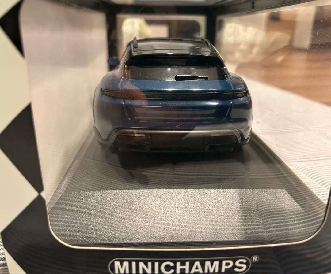 ミニチャンプスMINICHAMPS ポルシェtaycan CUV turbo S
