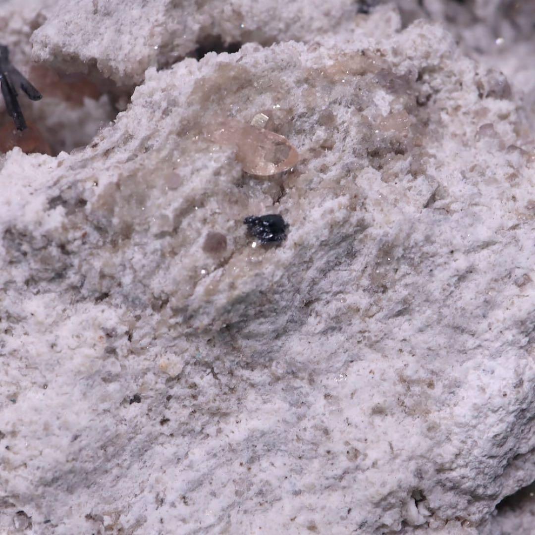 超レア！ピンクトパーズ 236.5g 原石 TZ366鉱物　パワーストーン天然石