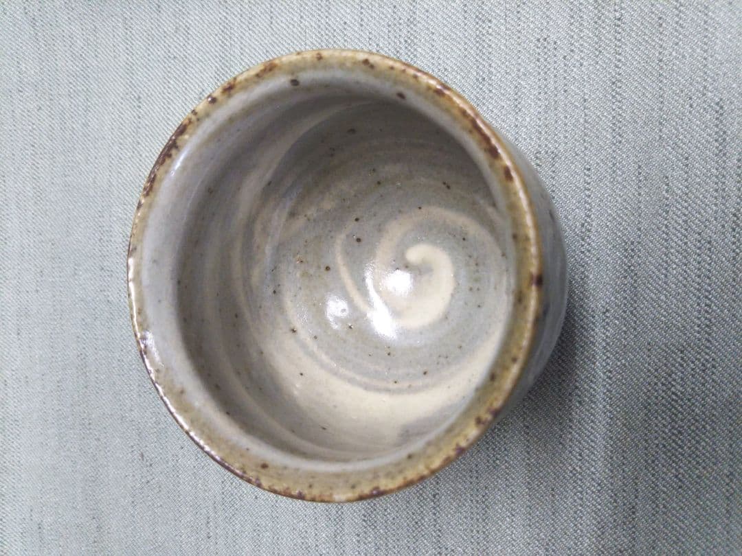 益子焼人間国宝　島岡達三造　象嵌草花文　ぐい呑