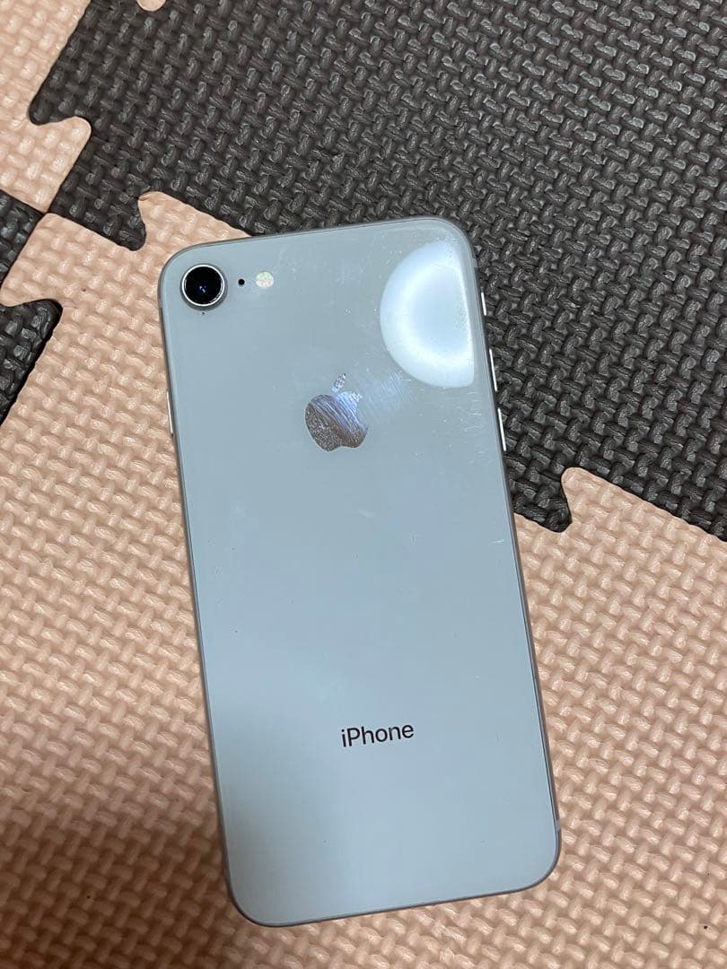 iPhone 8 シルバー 64 GB docomo
