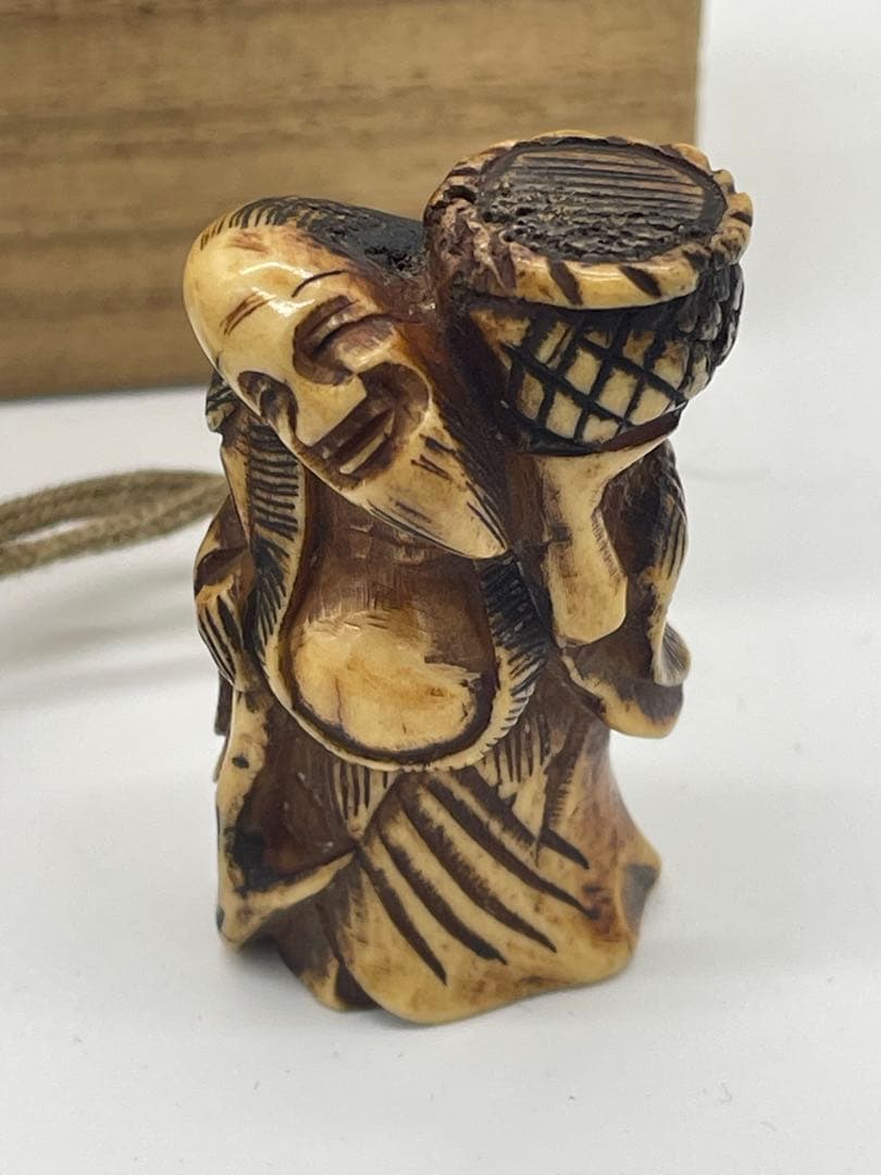 時代物 印籠 根付 金彩 蒔絵 蝶 骨製根付 古美術 箱付き