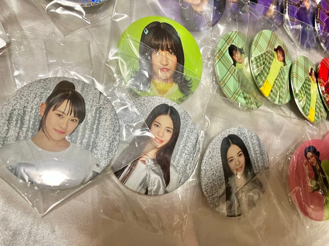 girls2☆缶バッジ&アクリルキーホルダー84個まとめ売り【おまけあり！】