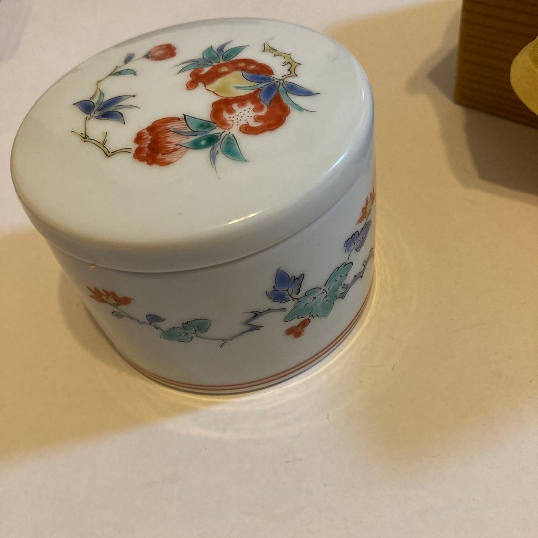 十三代柿右衛門 陶器の蓋付き容小物入れ 柘榴花柄