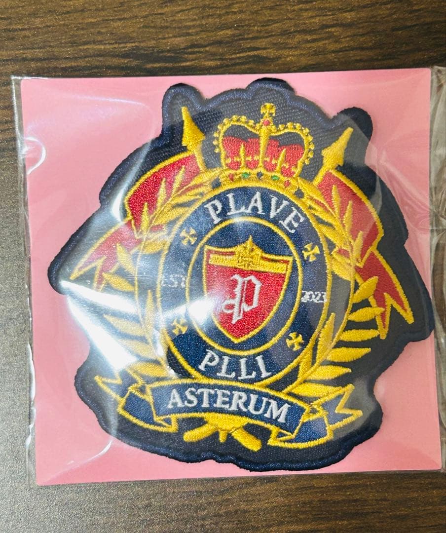 PLAVE EMBLEM PIN BADGE - アイドル卸売り
