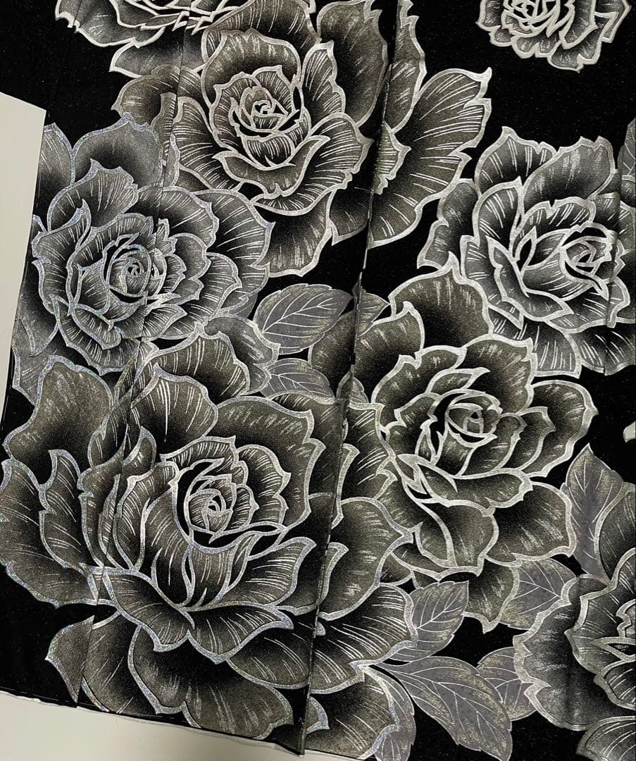 豪華絢爛金彩振袖【振袖・訪問着に◇薔薇】薔薇 黒 銀 白
