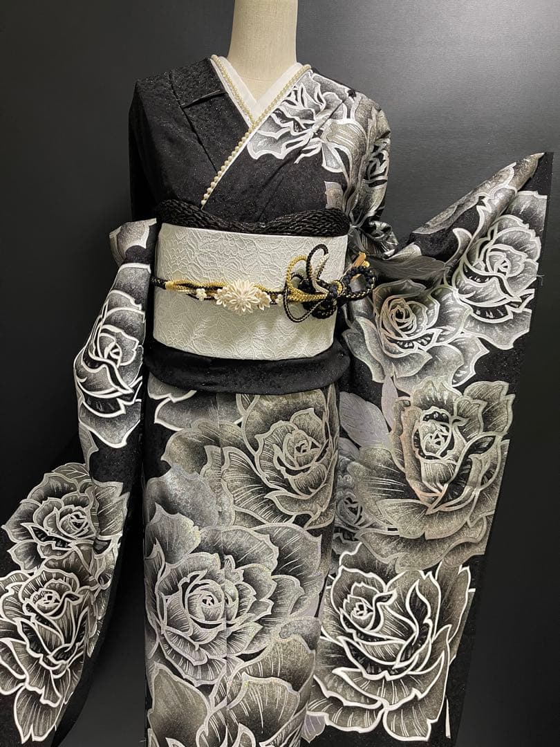 豪華絢爛金彩振袖【振袖・訪問着に◇薔薇】薔薇 黒 銀 白