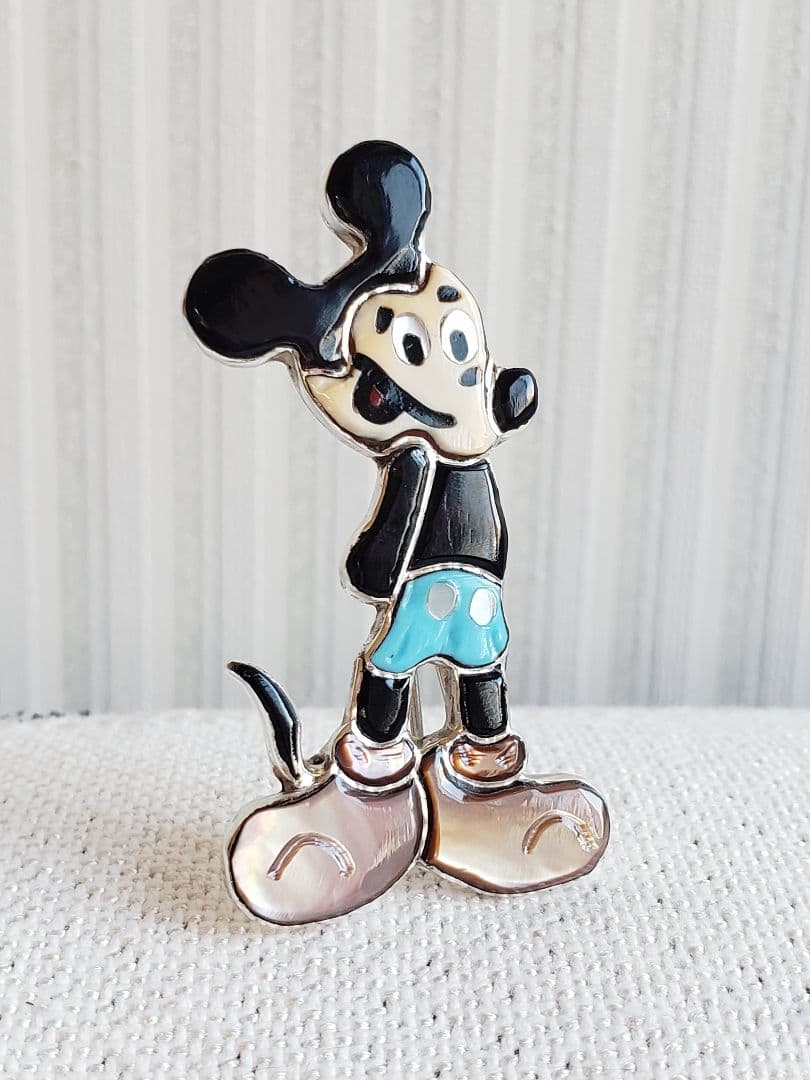 人気キャラクターをモチーフにしたズニ族「Andrea・Lonjose」作全身