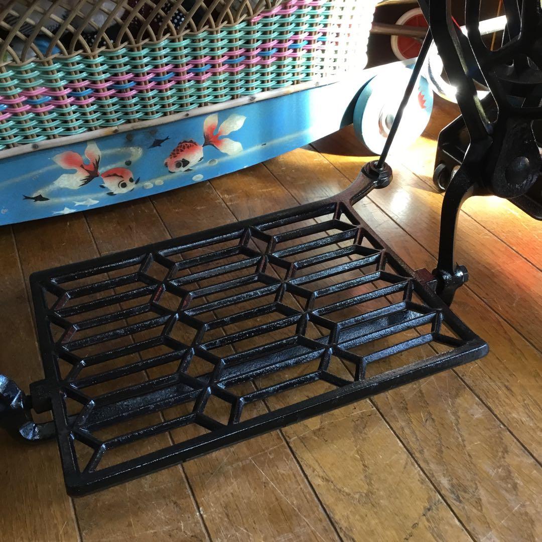 ※アンティーク※ HITATI足踏みミシン脚のテーブル　アイアン