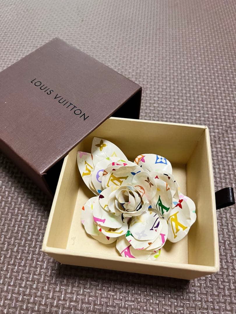 ルイヴィトンマルチカラー花型ブローチ ホワイト マルチカラー