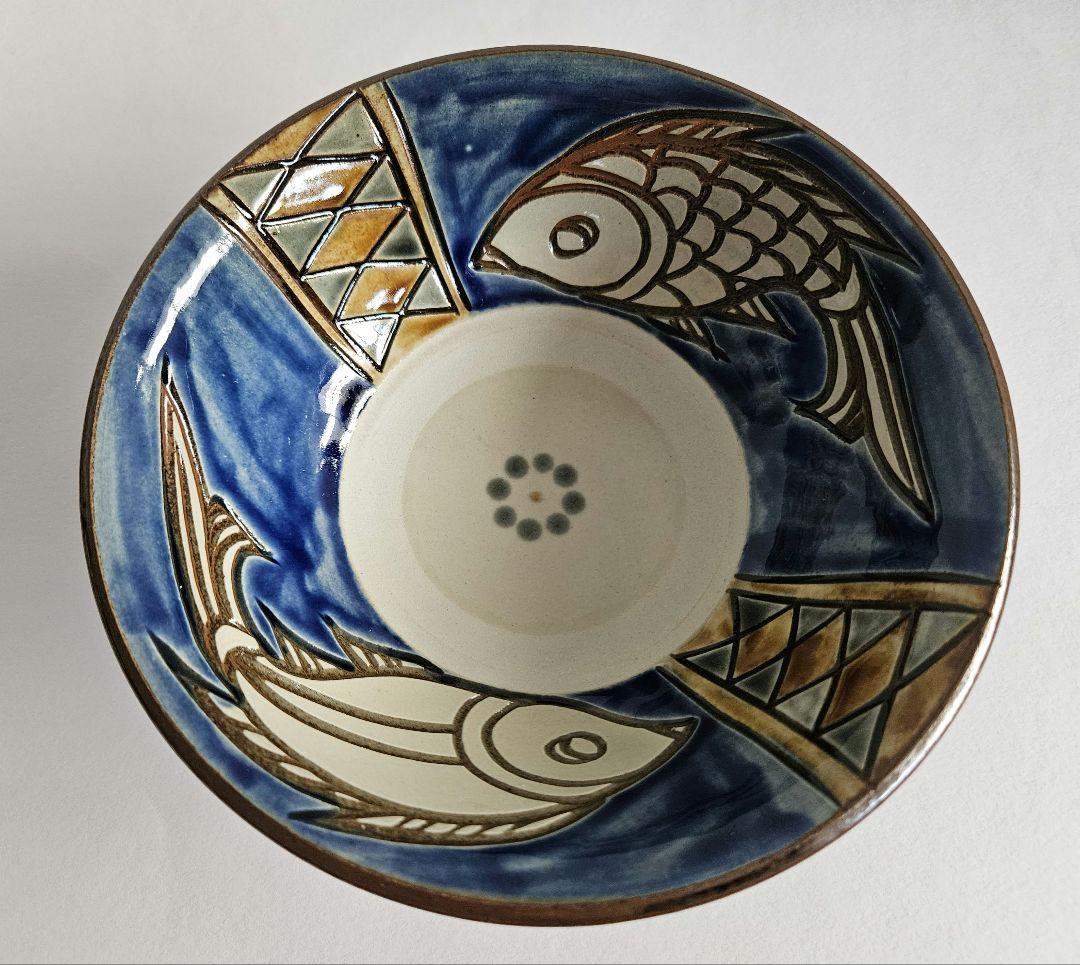 宮城須美子作線彫魚紋壺