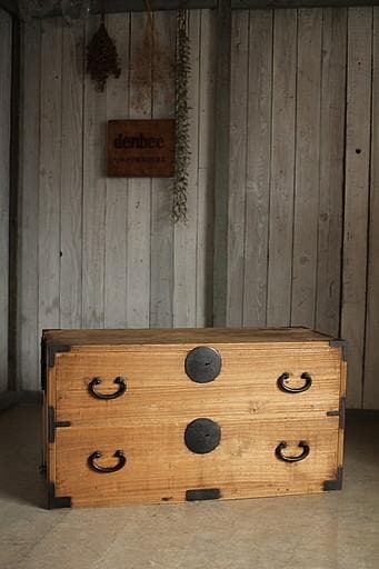 味のある丸金具時代箪笥 桐箪笥 抽斗2段