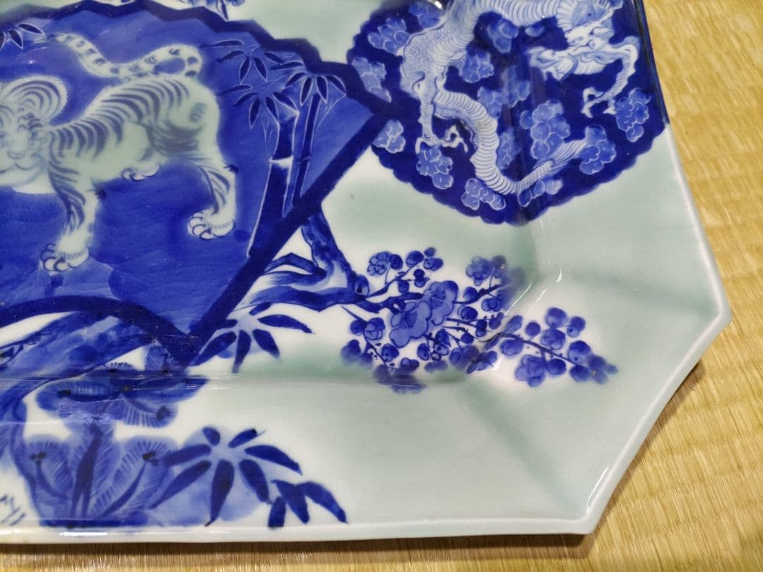 伊万里　青磁　龍虎図　隅切り　四方　大皿（39×33cm）