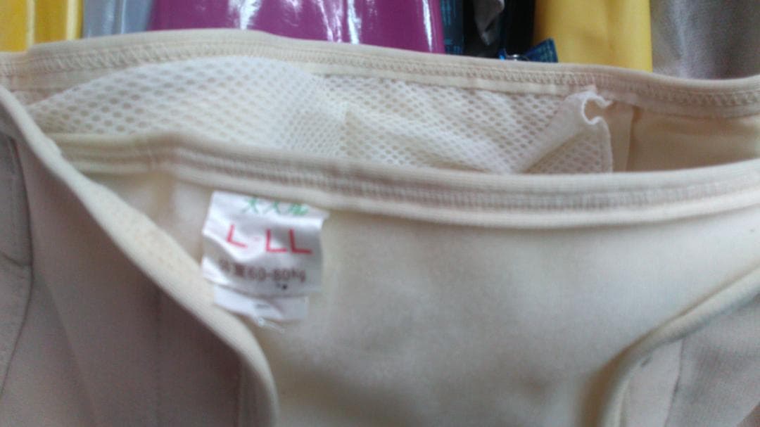 介護おむつカバー 白 中人用 塩ビにナイロン 金属ホック付き 3S位の