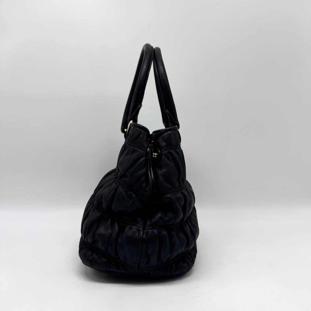 【近年型・美品】プラダ プリーツ ギャザー ナッパレザー 2way ハンドバッグ