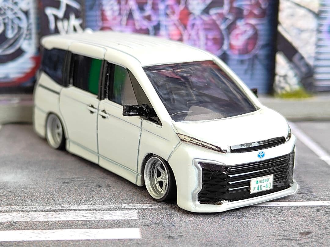 トミカ改造 トヨタ 新型ヴォクシー 初回限定品 ☆深リム ☆ホットウィール