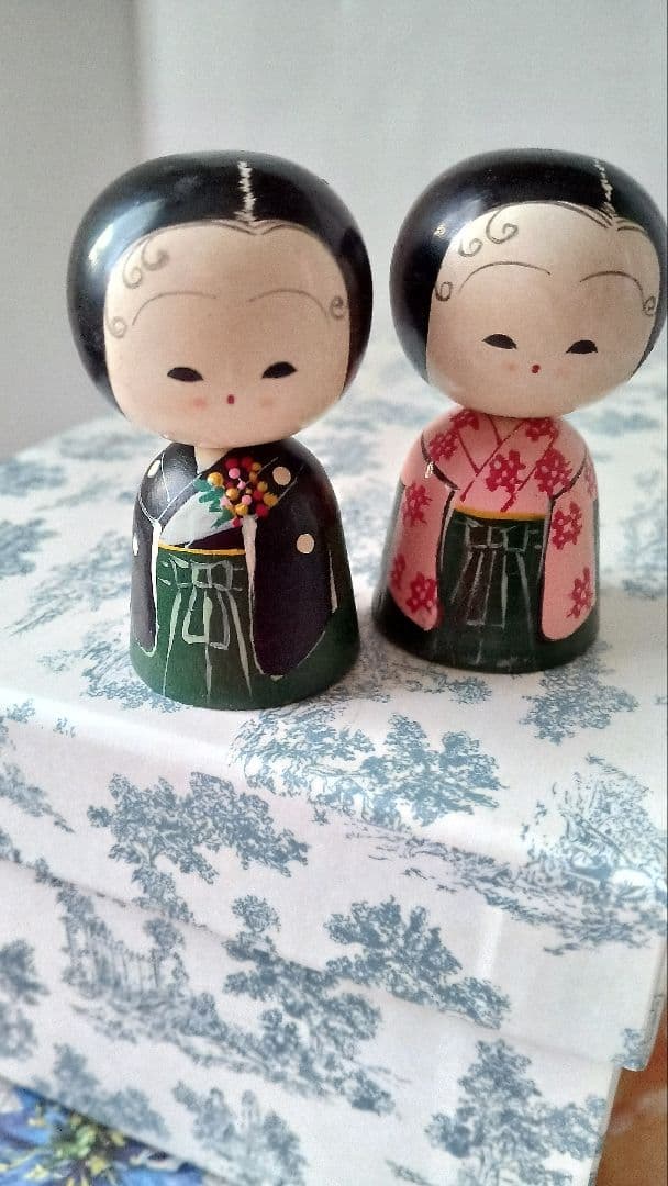 昭和レトロ 宝塚こけし 可愛い小さなペア 卒業式 花束を持って 民芸品