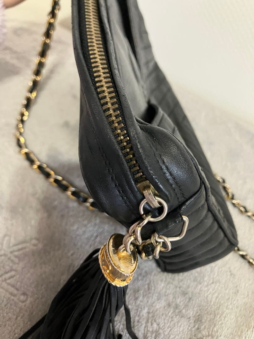 CHANEL ブラック ショルダーバッグ タッセル付き