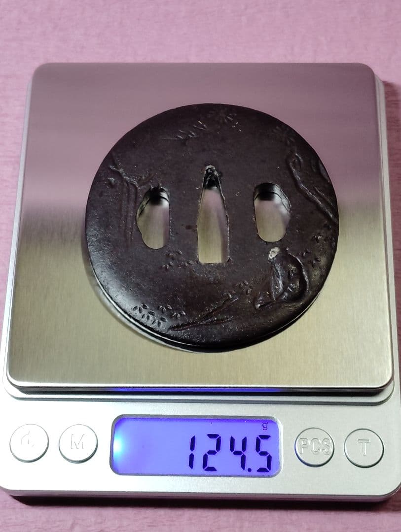 刀装具 鐔 鍔 無銘 鉄地 金銀象嵌 人物花見図彫 丸形鐔 時代物