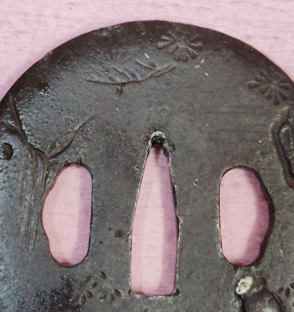 刀装具 鐔 鍔 無銘 鉄地 金銀象嵌 人物花見図彫 丸形鐔 時代物