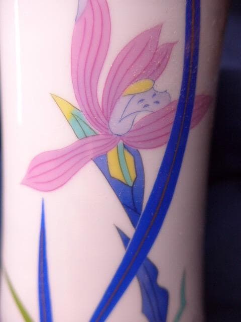 美品　菊の御紋のある有田焼のモダンな花瓶です。　弥左衛門窯