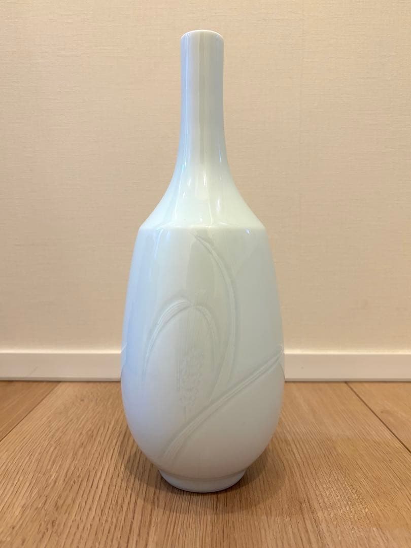 【井上萬二】白磁の伝統　日本の名窯　人間国宝　井上萬二　染彫麦文　小花瓶 井上萬二】白磁の伝統 日本の名窯 人間国宝 井上萬二作 【