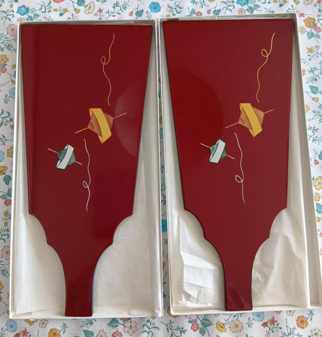 羽子板型　川連漆器 2個セット 木製本漆塗　黒・赤 リバーシブル