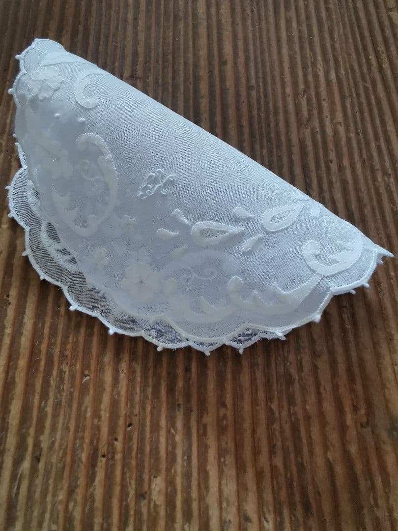 アンティーク シアーなオーガンジードイリー 桜草ペイズリ風アップリケ