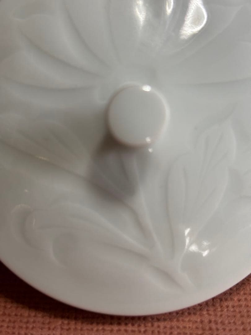 大英博物館日本人初個展鬼才澤田痴陶人作白磁彫刻文牡丹花繋囲垣文蓋付