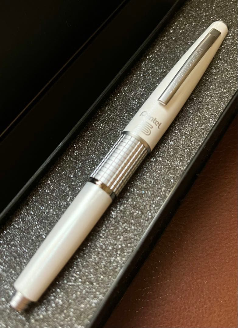 ケリー 韓国限定 ホワイト軸 ぺんてる シャープペンシル 0.5 - メルカリ