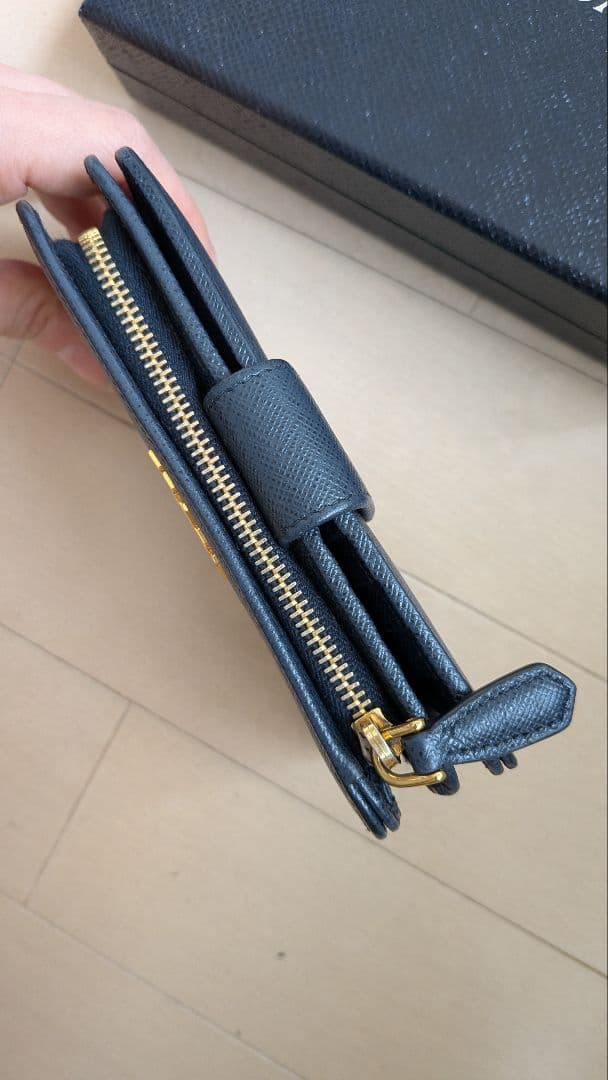 PRADA ネイビーレザー 二つ折り財布