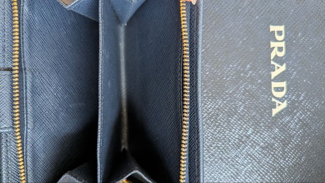 PRADA ネイビーレザー 二つ折り財布