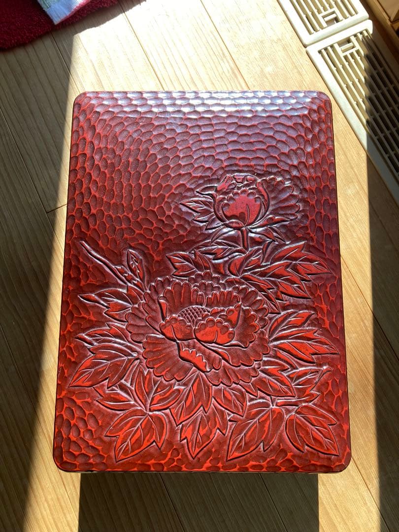 赤い漆器 花彫刻