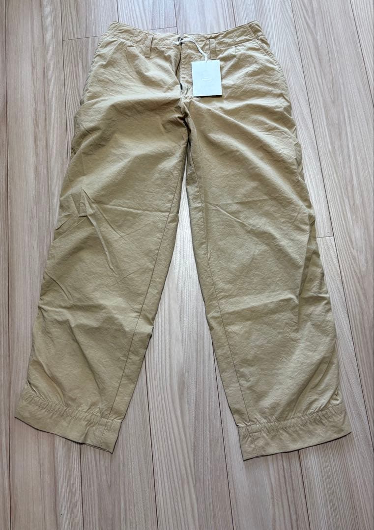 kolor ナイロンオックスパッカリングテーパードパンツ ベージュ 2