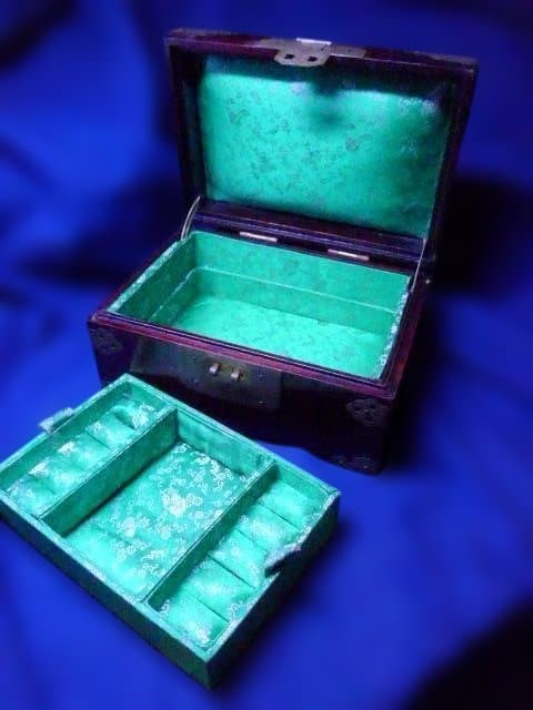 翡翠が象嵌された大きめの頑丈な宝石箱です。未使用品。上海
