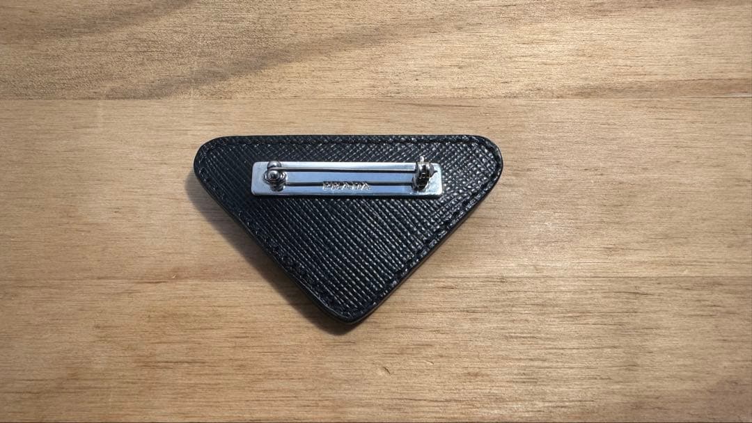 PRADA プラダ トライアングルブローチ ブラック